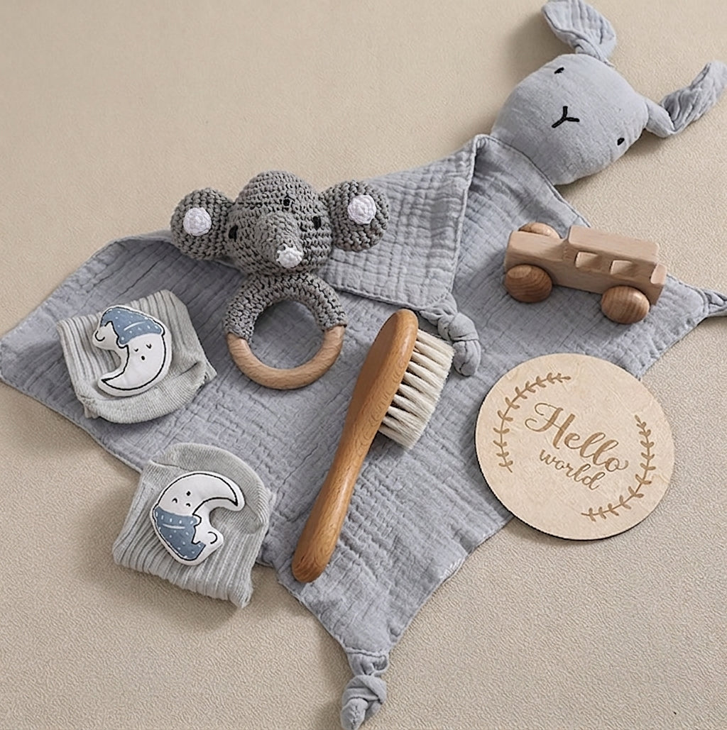 Set de Regalo Infantil con Toalla y Sonajero de Conejito