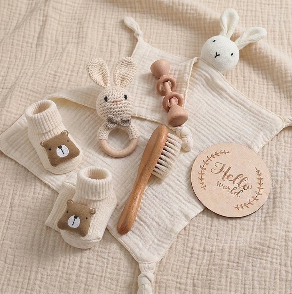 Set de Regalo Infantil con Toalla y Sonajero de Conejito